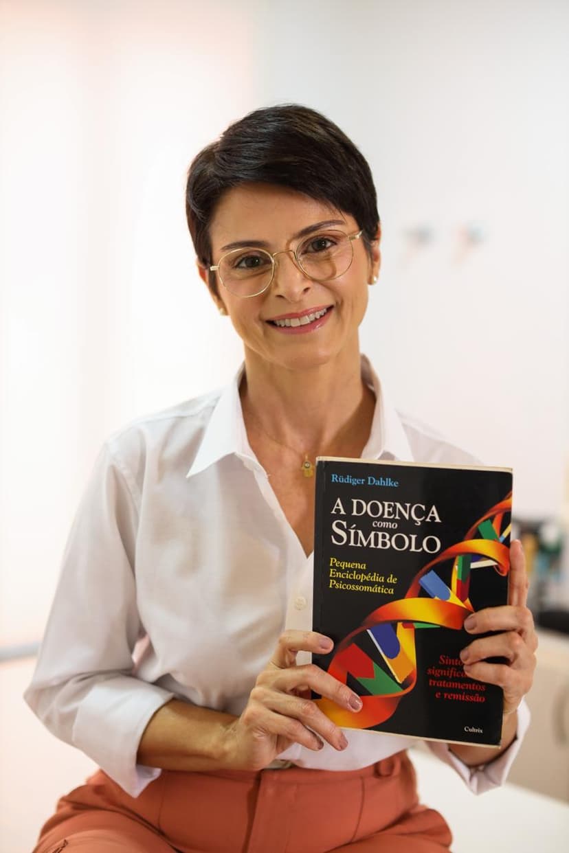 Dra. Valéria Leite com o livro A Doença como Símbolo